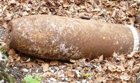 Мъж намери бомба от Втората световна война, докато оре нивата си - 1