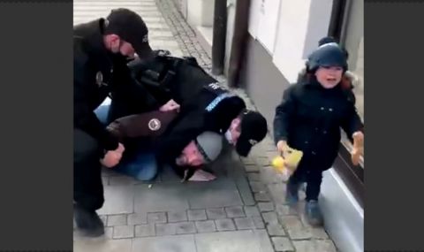 Полицаи с брутален арест на мъж без маска пред очите на детето му (ВИДЕО) - 1