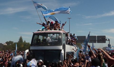 Екшън в Буенос Айрес! Евакуираха футболистите на Аржентина - 1