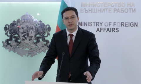 Митов: Не е вярна информацията за скъсани български знамена в Киев - 1
