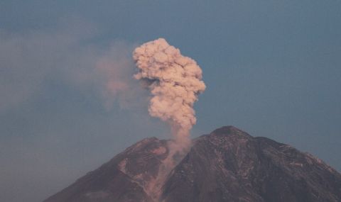 Вулкан изхвърли пепел на 2 километра височина - 1