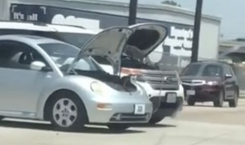 Шофьори на Ford и Volkswagen шофираха успоредно, докато си подават ток (ВИДЕО) - 1