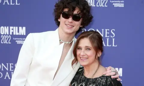 Майката на Тимъти Шаламе разкри какво мисли за Кайли Дженър  - 1