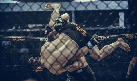 MMA боец счупи собствената си ръка при опит да откаже противник (ВИДЕО) - 1