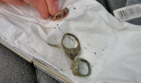 Откриха скелет на млада жена с ценни пръстени в центъра на Пловдив - 1