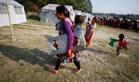 Свлякоха се земни маси в Непал, хиляди евакуирани - 1