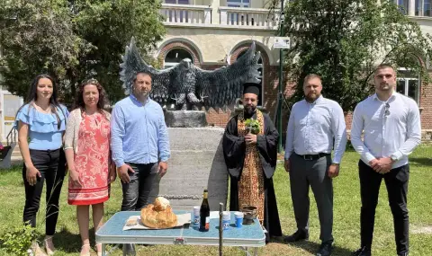 С водосвет и откриване на статуя на издигащ се над града орел, ДПС закри кампанията си в област Перник - 1