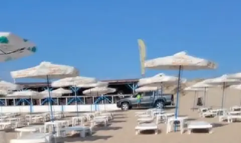 Джип се движи по дюните в Приморско, докато вози дете от външната страна - 1