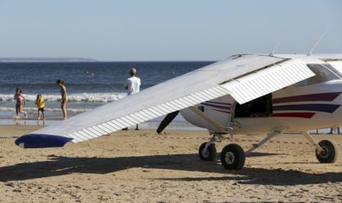 Самолет кацна аварийно на оживен плаж, има жертви - 1