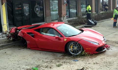 18-годишен паркира Ferrari в бръснарница - 1
