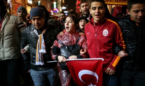 Турските футболни привърженици се обединиха - 1
