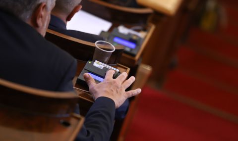 След три дни обсъждане: Депутатите все пак приеха правилника за работа на НС  - 1