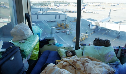Като на филм: Семейство бежанци в капан на московско летище за над 50 дни - 1