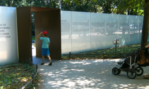 Мемориал на ромите, избити от нацистите, осъмна със свастика - 1