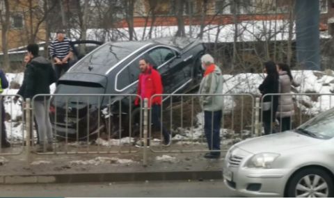 Мъж пострада при катастрофа на бул. "Черни връх" в София - 1