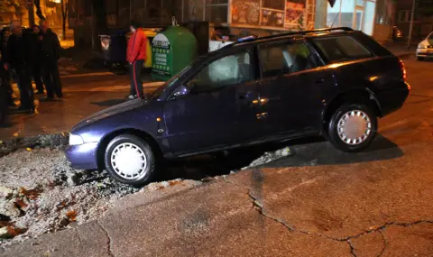 Автомобил пропадна в дупка на улица в Пловдив - 1