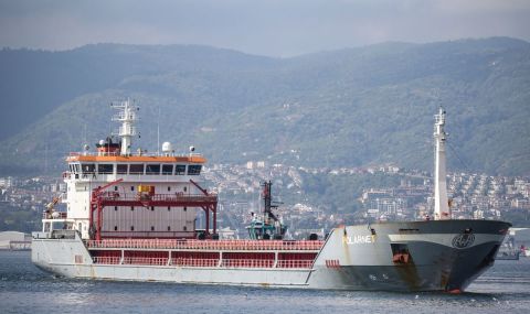 Кораб за зърно заседна в Мраморно море - 1