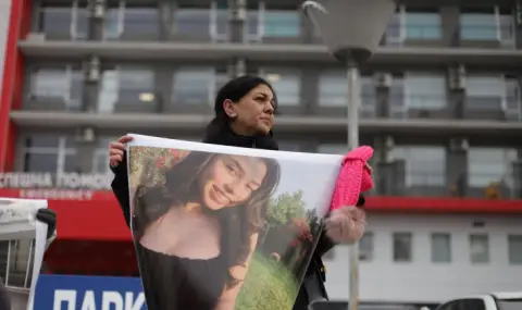 Майката на Даная протестира втори ден пред „Пирогов” - 1