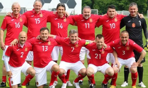 Истинско съзвездие от български футболни величия на мач в Букурещ - 1