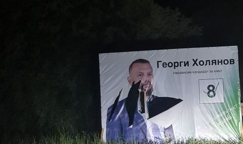 Вандализъм преди изборите за кмет в Ракитово: Кандидат къса билборда на опонент - 1