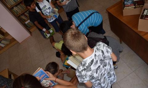 Доброволческа акция на фондация „Лукойл“ събра близо 400 книги - 1
