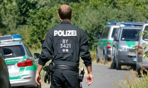Германка обърка полицаи със стриптизьори - 1
