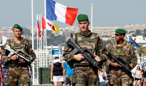 Въоръжен се барикадира във френски хотел - 1