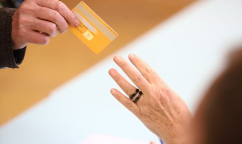 Куриоз: Мъж подаде за гласуване кредитна вместо лична карта - 1