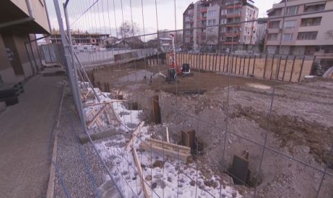 Граждани алармират: Блок в София пропада заради строителни работи  - 1