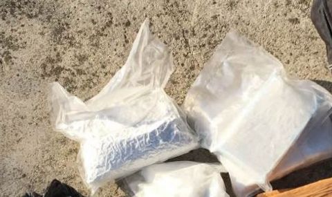 Два пакета с кокаин бяха изхвърлени от морето на брега на гръцкия остров Скиатос - 1