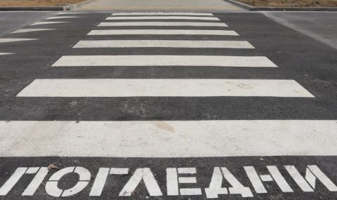 Пешеходец е с опасност за живота, след като беше блъснат на "зебра" в Добрич - 1