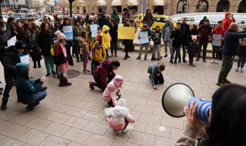 Родителски протест в София: Исканията са за присъствено обучение на големите ученици  - 1