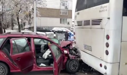 Шофьор на кола заспа на волана и се вряза в автобус с работници във Враца - 1