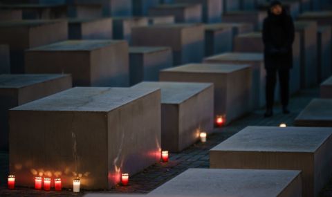 Автомобил се вряза в Мемориала на Холокоста в Берлин - 1