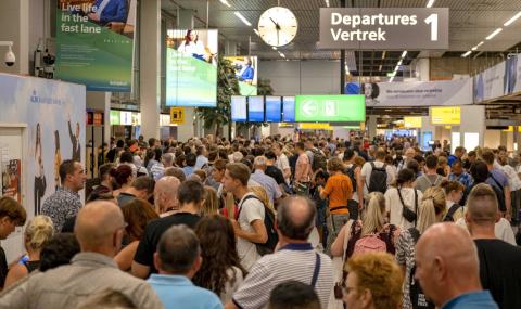 Няма гориво! Хиляди пътници блокирани на летището в Амстердам - 1