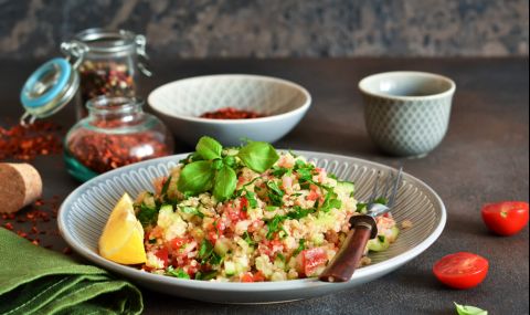 Рецепта за вечеря: Салата с булгур, фета сирене и свежи подправки - 1