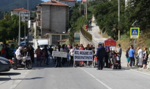 Жители на Чепеларе блокират пътя Пловдив-Смолян - 1