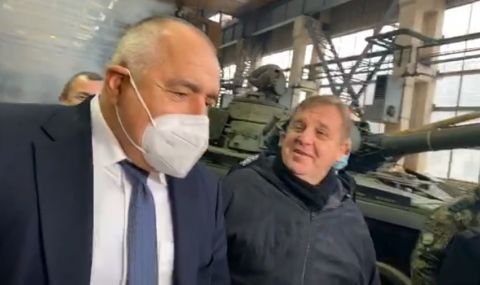 Борисов и Каракачанов инспектират модернизацията на танковете (ВИДЕО) - 1