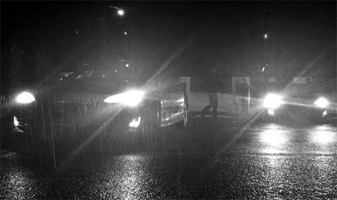 Какво &quot;вижда&quot; автономна Tesla през нощта в дъжд (ВИДЕО) - 1
