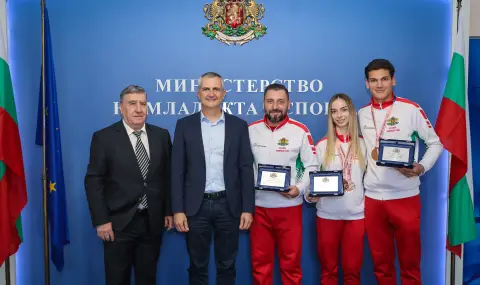 Министър Илиев отличи Марияна Узунова и Калоян Петров за успехите им на Европейското първенство по скокове на батут - 1
