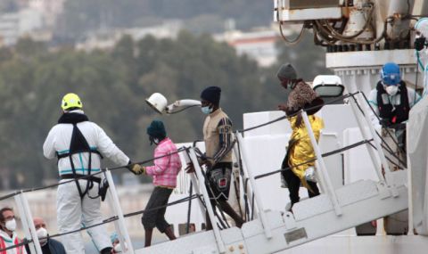 30 мигранти изчезнаха при опит за спасяването им край бреговете на Италия - 1
