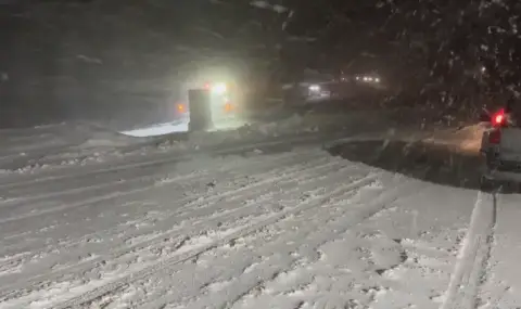 Силен вятър и снеговалеж затрудняват преминаването през прохода Шипка - 1