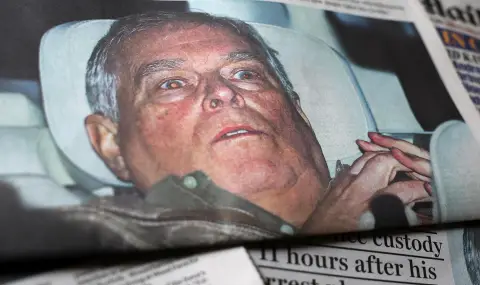 Активисти закачиха снимката от ареста на Андрю в Лувъра (ВИДЕО) - 1