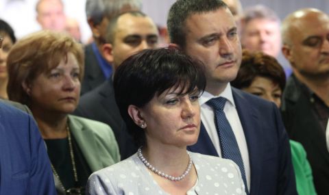 Караянчева: Нека не забравяме уроците на изминалите 12 месеца - 1