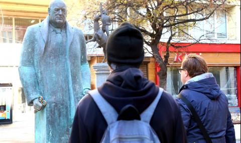 Има желаещи да купят паметника на Бойко Борисов - 1