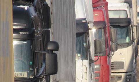 Километри от камиони на Дунав мост 2, опашката не помръдва - 1