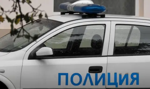 Полицейски служител е временно отстранен от длъжност заради участие в пътен инцидент в Нова Загора - 1