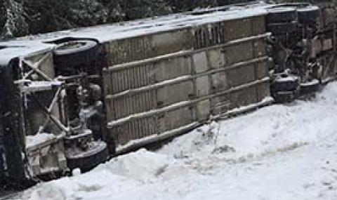 Автобус се преобърна в снега, няма пострадали - 1