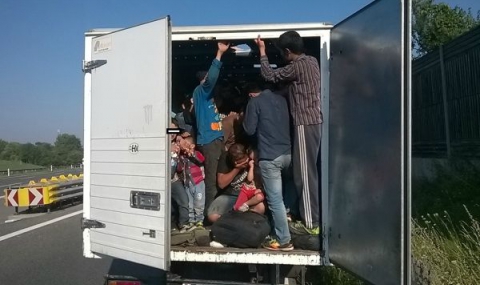 Откриха 86 бежанци, натъпкани в малък камион - 1