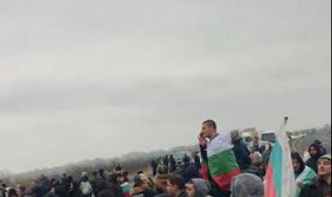 Полицията свали каските в Свиленград! Сълзи в очите на мъжете и от двете страни (СНИМКИ) - 1